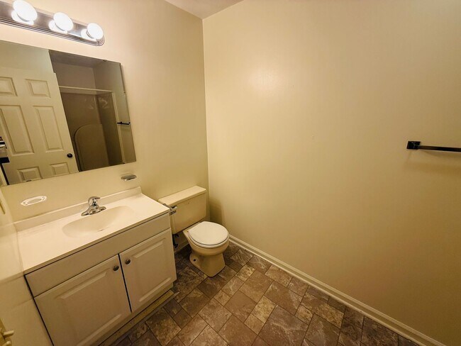 Building Photo - 882 Patrick Henry Dr