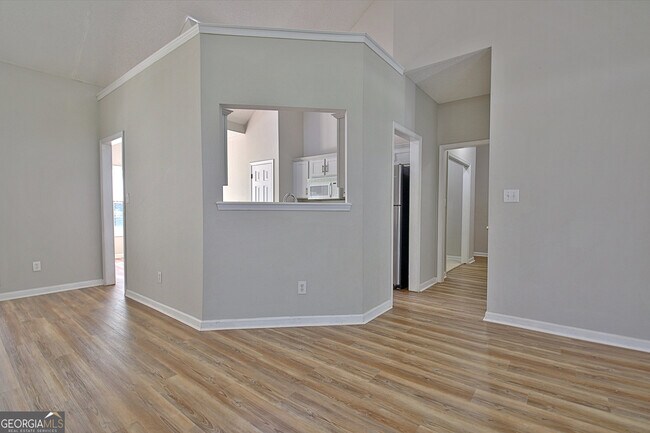 Building Photo - 77 Pine Crescent