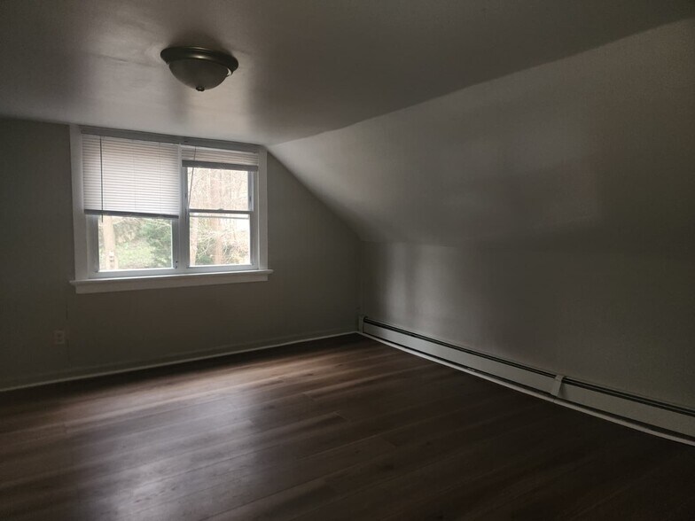 Building Photo - 300 W Elm St