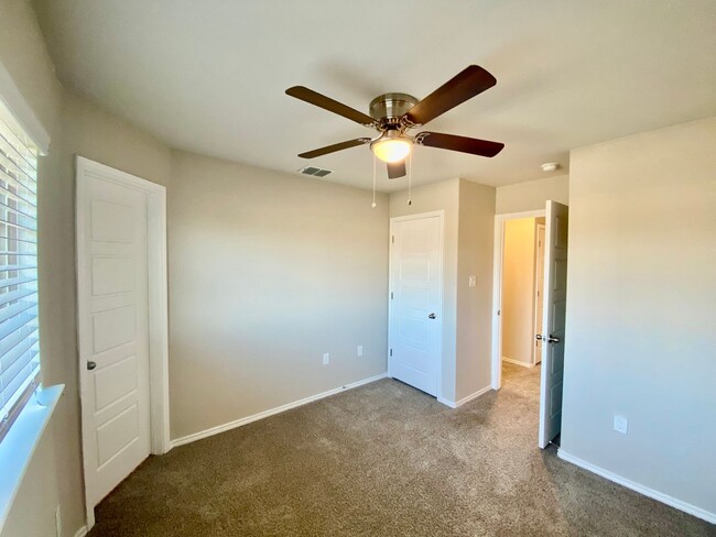 Building Photo - Luxury Townhome in New Braunfels