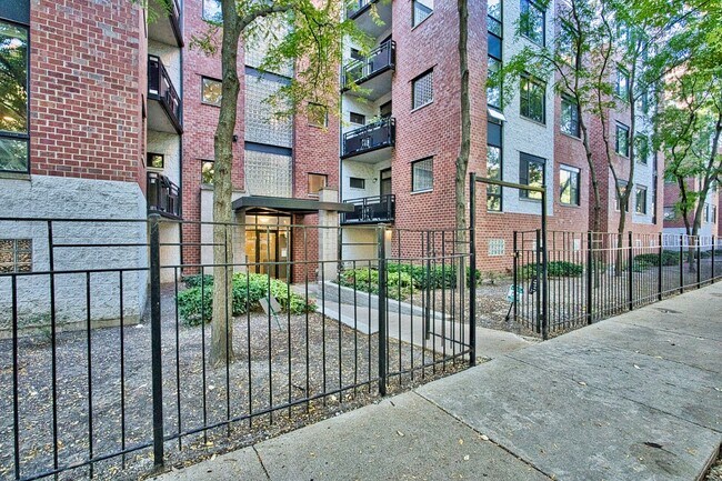 Building Photo - 2317 W Wolfram St