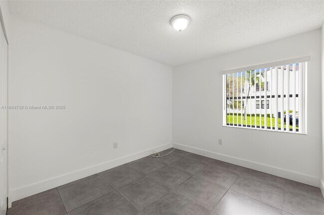 Building Photo - 9407 Fontainebleau Blvd