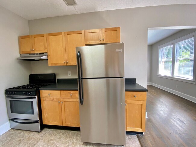 Building Photo - Two Bedroom/One Bathroom, Top Floor Minutes From Beltline
