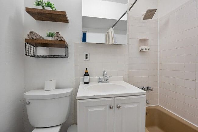 Building Photo - 309 W 28th St