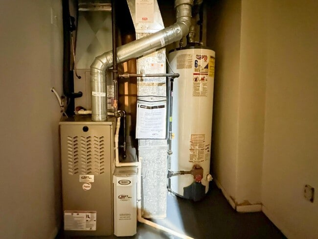 Building Photo - 2130 Essex Rd