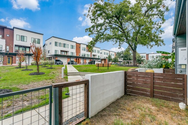 Building Photo - CONTEMPORARY MAHNCKE PARK TOWNHOME