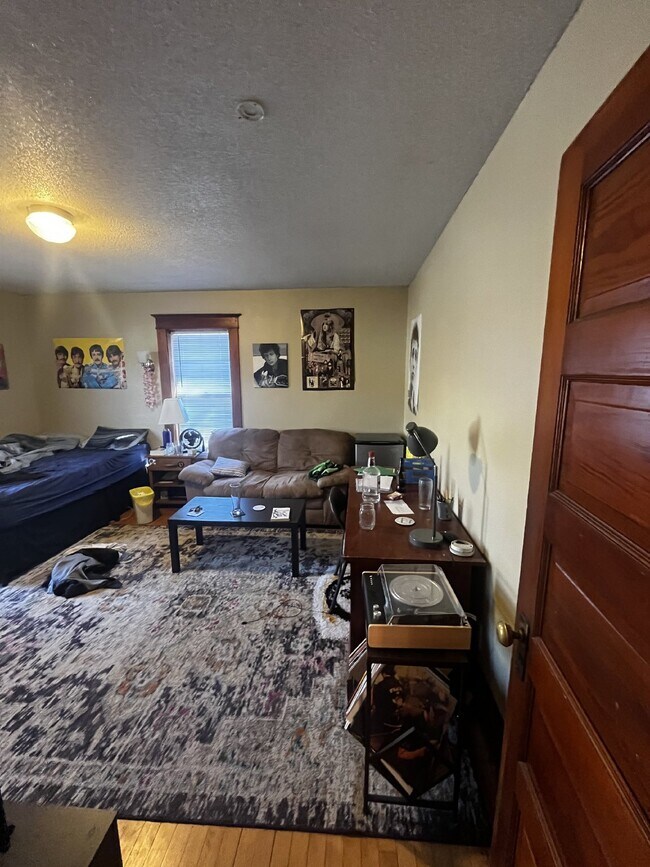 Building Photo - Cozy 4 Bed 1 Bath near UWEC!