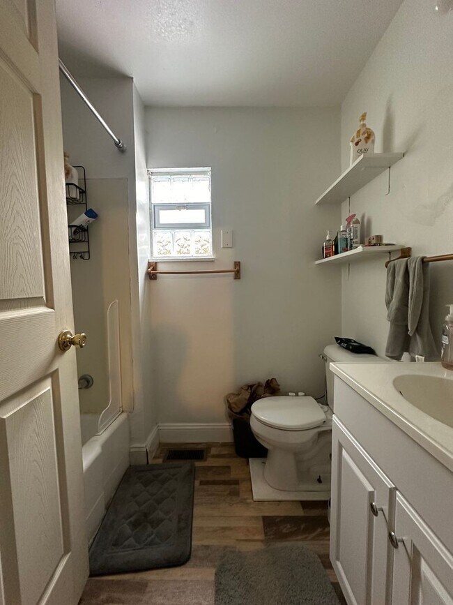 Building Photo - 5 Bedroom Clifton House Available Next to UC Campus