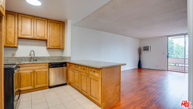 Building Photo - 425 S Kenmore Ave
