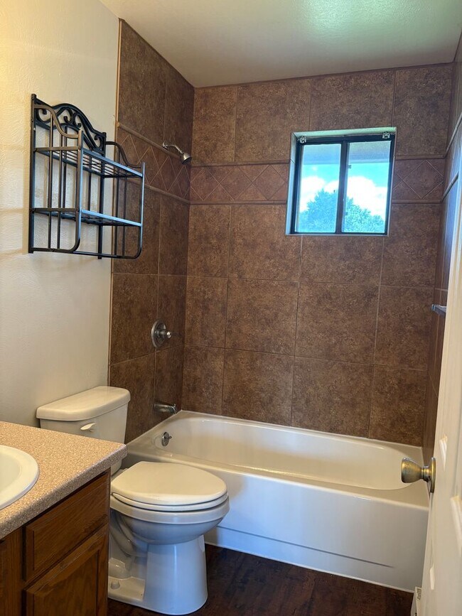 Building Photo - 2 Bedroom 2 Bathroom Townhome In Village S...