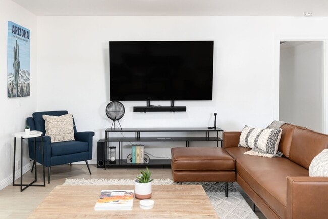 Building Photo - 2199 Sq Ft 4 bedroom 2 bath with Pool & Pool Table - Under Market Rate!