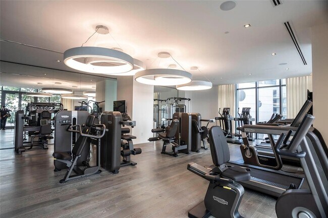 Building Photo - 650 NE 32nd St