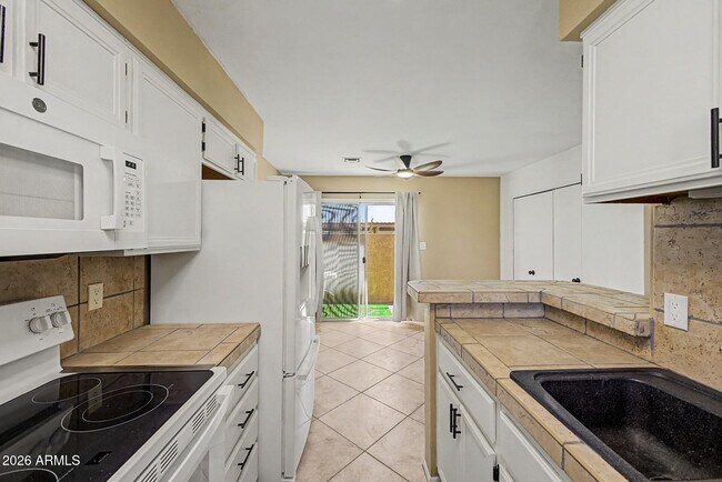 Building Photo - 20420 N 6th Dr
