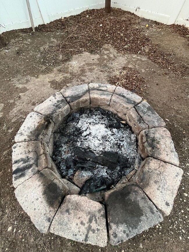 Building Photo - 1107 E La Brea Ave