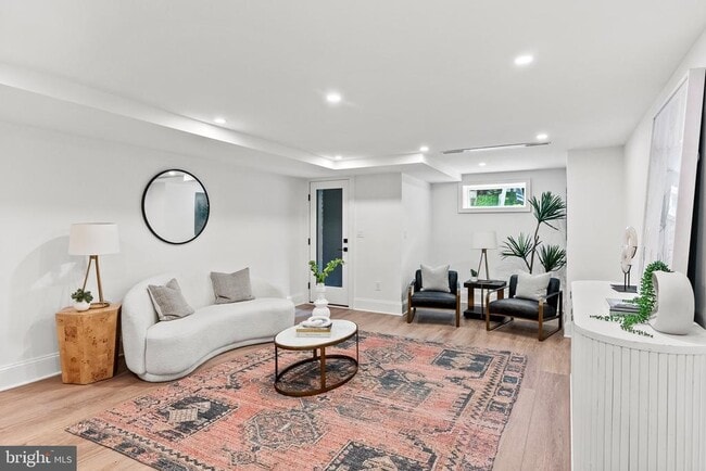 Building Photo - 2460 Ontario Rd NW