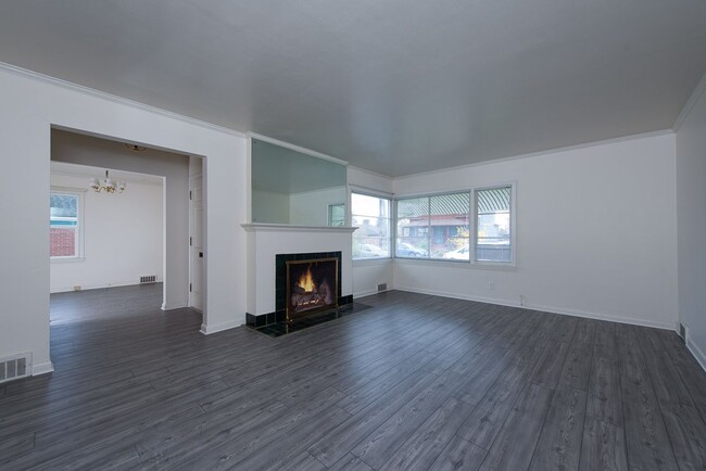 Building Photo - Awesome 2 Bed 2 Bath Seattle Home Close to...