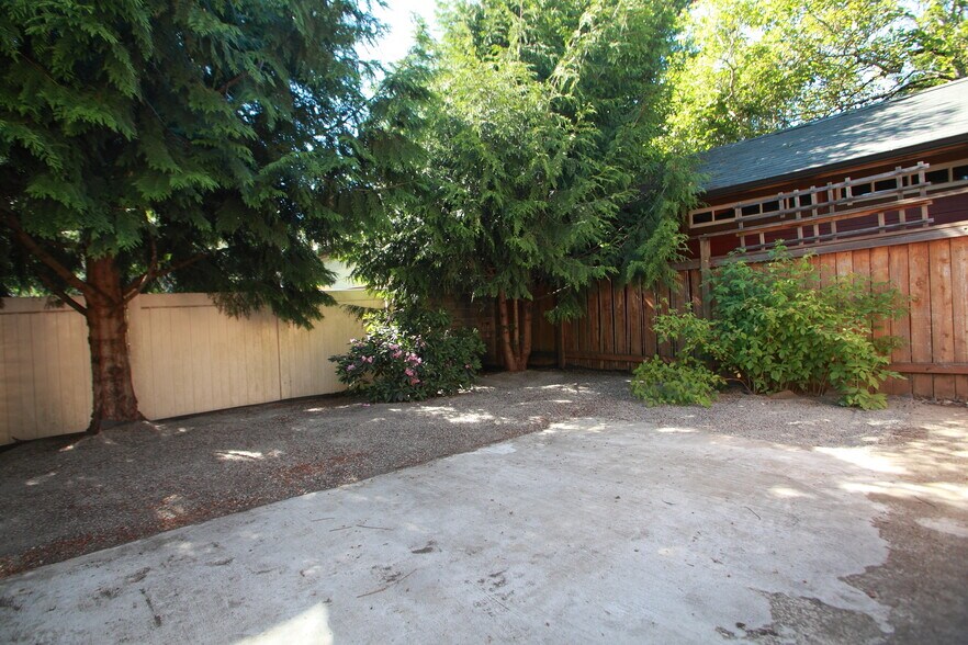Private side yard - 5427 SE Tibbetts St