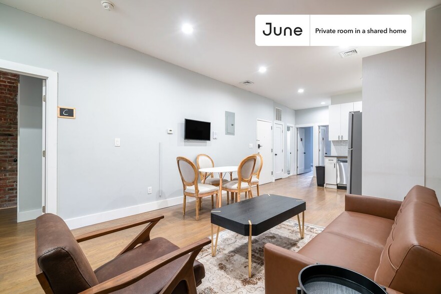Building Photo - Private bedroom in 4 bed/2 bath Home