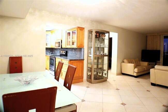 Building Photo - 1833 S Ocean Dr