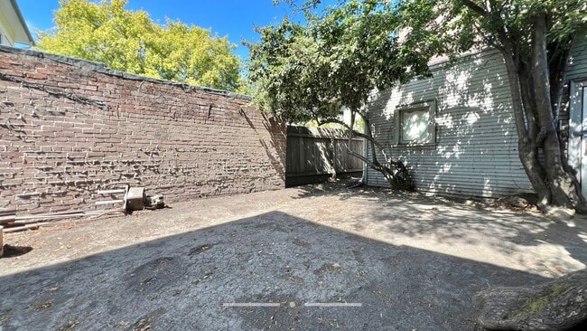 Building Photo - Charming Duplex Lower Unit – 2bd 1ba Nestl...