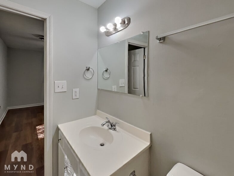 Building Photo - 421 Cabriolet Ct