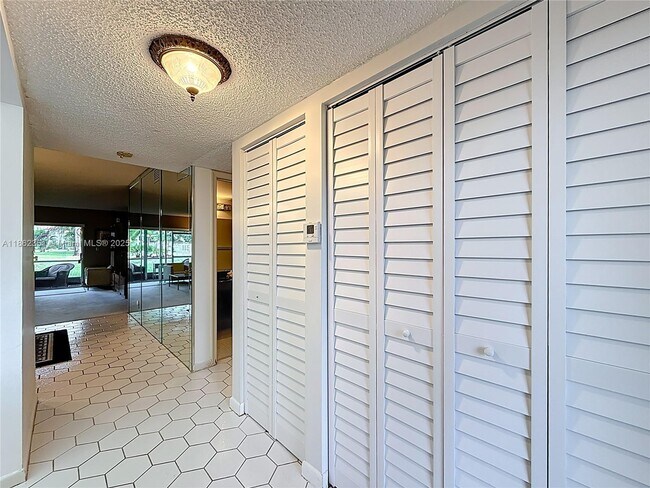 Building Photo - 3501 Inverrary Dr