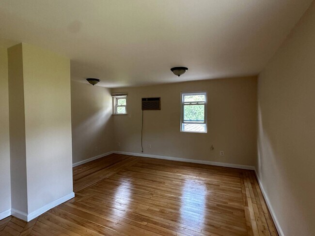 Building Photo - 245 Lattintown Rd