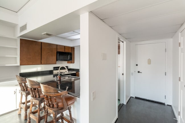 Building Photo - 7135 Hollywood Blvd