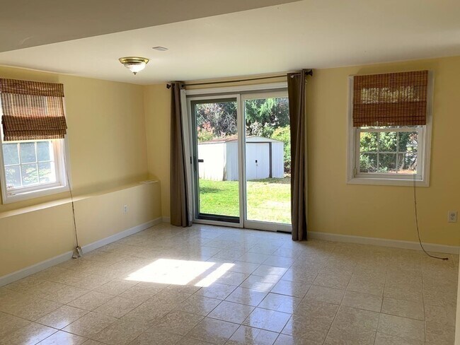 Building Photo - 322 Lowell St