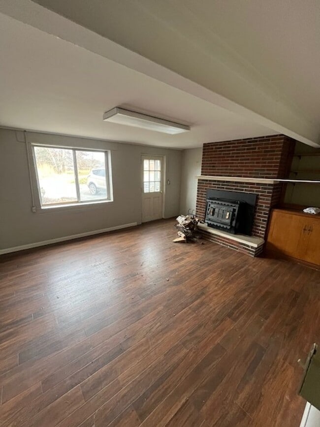 Building Photo - 3 bedroom, 1.5 bath Home: A MUST SEE! ONE MTH FREE OF YOUR CHOICE WITH A 12 MONTH LEASE!