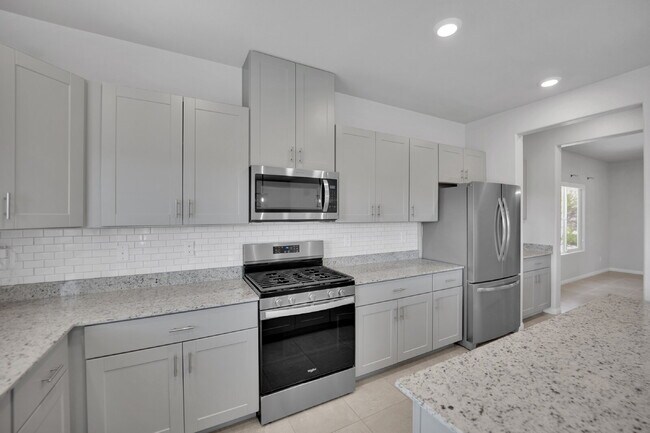 Building Photo - Gorgeous 5 Bedroom home!