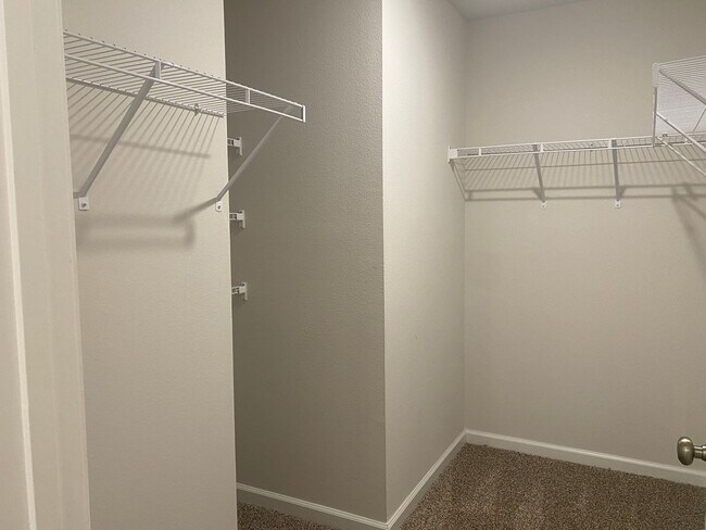 Building Photo - Efficient 4BR Living with Fenced Yard & Convenient Access