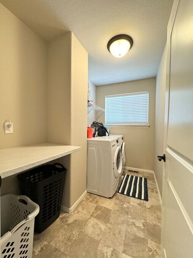 Building Photo - Spacious 3 bed/ 2.5 bath House In Severance