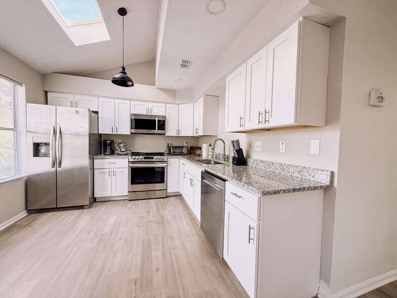Building Photo - 1073 Chinquapin Ln