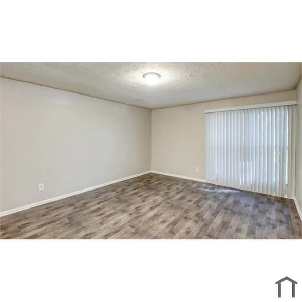 Building Photo - Room in Apartment on Stanton Rd SW