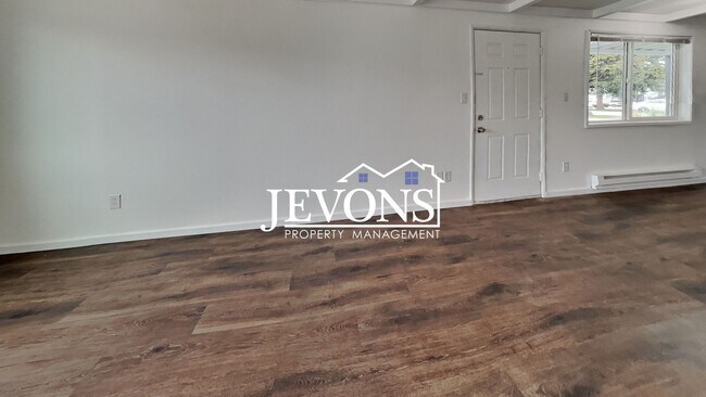 Building Photo - Cascade Village Apartments - 4815 & 4901 1...