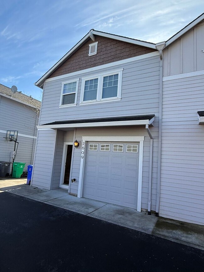Building Photo - Beautifully Refurbished and updated Townhome style Home in Southeast Portland
