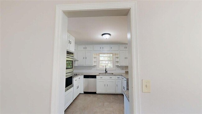 Building Photo - 8 Larose Dr SW