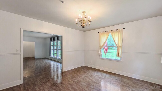 Building Photo - 2 Manor Dr