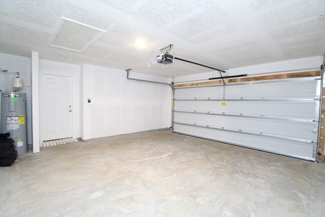 Building Photo - Modern 3BD/2BA in Ashland Manor – Open Lay...