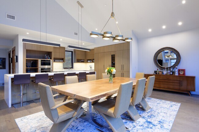 Building Photo - 717 S Aspen St