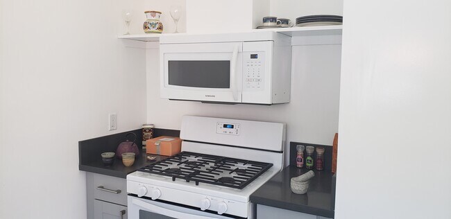 Full kitchen - 4074 Tivoli Ave