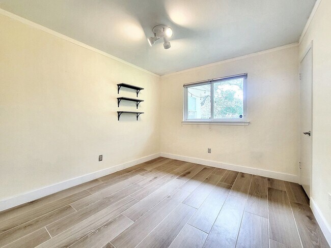 Building Photo - 3/BR 2/BA Single-Level Home with Sunroom a...