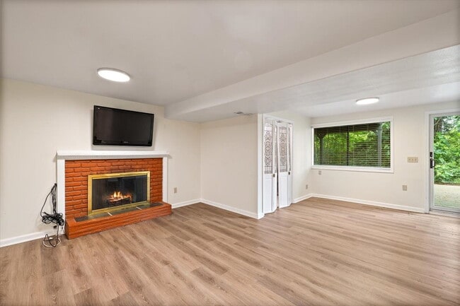 Building Photo - Spacious 3 bed 2.5 bath in Eastgate neighborhood.