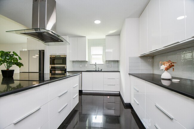 Building Photo - 2015 Treasure Mountain Dr