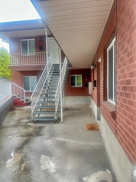 Building Photo - 902 E 500 S