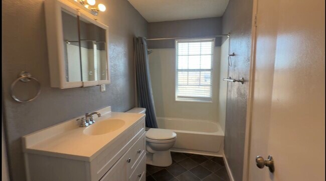 Building Photo - 1112 Olive St