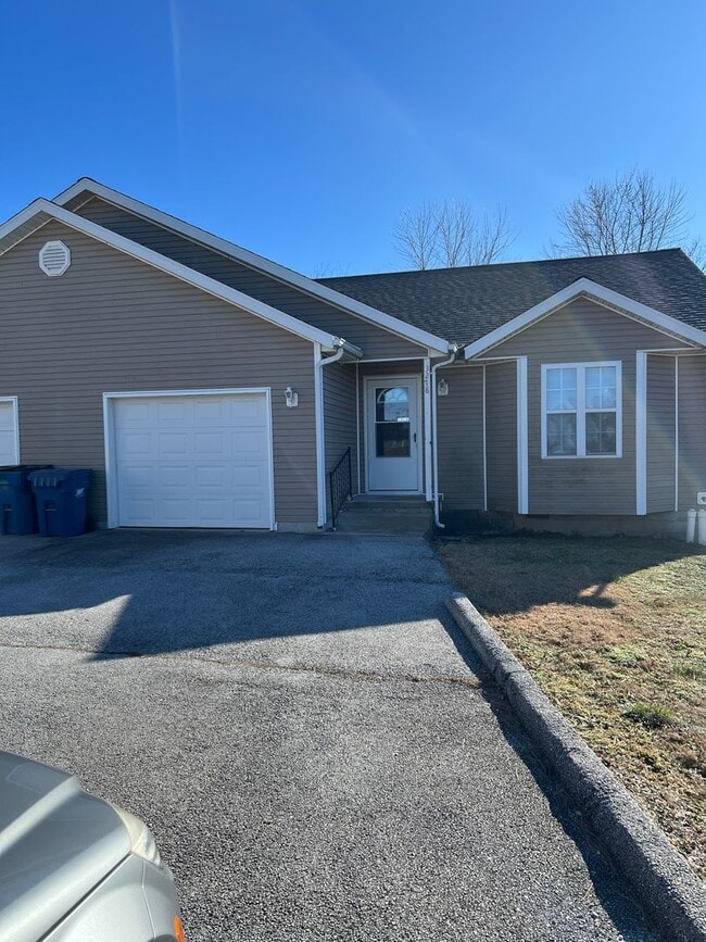 Building Photo - 3 bedroom 2 bath Spacious Duplex in great location!