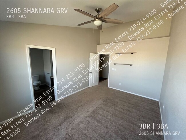 Building Photo - 3 Bed/2.5 Bath Townhome Located in the Col...