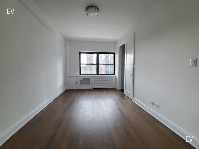 Building Photo - 157 E 57th St